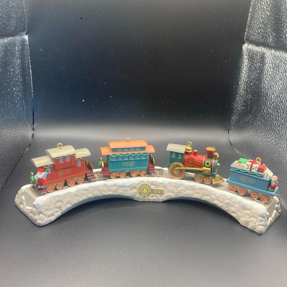5 PC IN BOXES HALLMARK ORNAMENT TRAIN SET CLAUS & CO R.R. 1991 w Train Trestle - Picture 2 of 12
